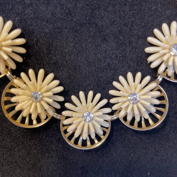Cream Flowers Rhinestone Center Gold Tone Backing 15 In Necklace and Earrings - Picture 6 of 10
